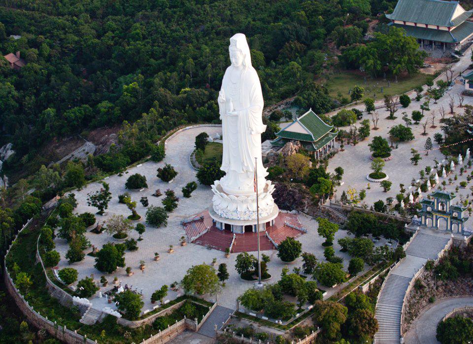 Description: Tượng Phật Bà 65m cao nhất Việt Nam trong khuôn viên chùa Linh Ứng. Ảnh: Phuongdong
